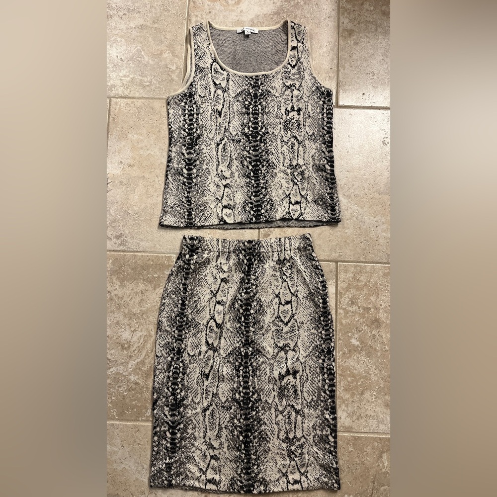 ST. JOHN 2pc Monochrome Knit Snake Print Top & Skirt set size small & 2